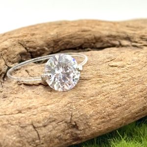 Bague fil nylon avec gros zirconium