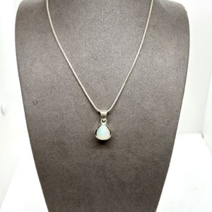 pendentif avec opale arc-en-ciel sertie