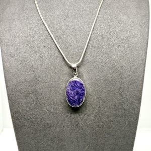 pendentif avec une charoïte sertie