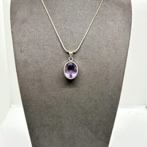 pendentif avec une améthyste facetté