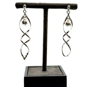 Boucles d'oreilles torsadées avec boule en argent