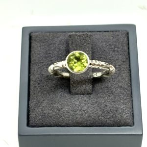 Bague a motif avec Péridot